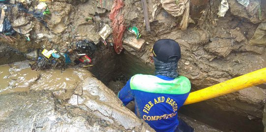 Warga Rawajati Berbondong-bondong Bersihkan Lumpur usai Tiga Hari Dilanda Banjir