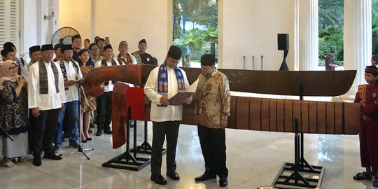 Anies Diberi 'Si Rajut' Golok Raksasa Asli Betawi dari Warga Jakarta Selatan