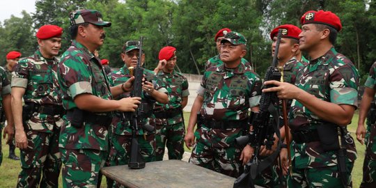 Panglima TNI Cek Senjata Grup I Kopassus di Serang