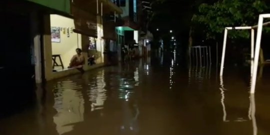 Sempat Surut, Kampung Makassar Kembali Terendam Banjir Malam Ini