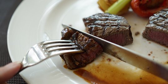 motong daging sebelum mulai makan