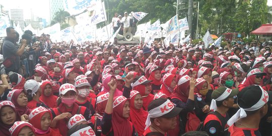 Buruh Merangsek, Minta Polisi Buka Kawat Berduri Menuju Istana