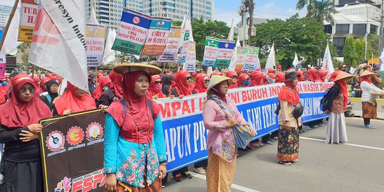 Buruh Desak Polisi Buka Barisan di Depan Halte Tosari Menuju Istana Negara