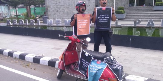 Lakban Mulut, Jurnalis di Kediri Bawa Poster 'Gaji Kecil Nggak Bisa Ngemal'