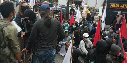 Muncul Massa 'Jaket Hoodie' di Grahadi, May Day di Surabaya Ricuh