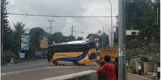 Hendak Liburan, Bus Rombongan Anak Sekolah Kecelakaan di Puncak