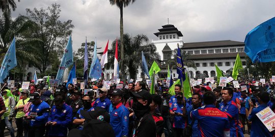 Dua Wartawan di Bandung Diintimidasi & Dianiaya Polisi Saat Meliput Hari Buruh