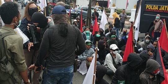 Polisi Amankan 2 Orang Perusuh Demo Buruh di Surabaya