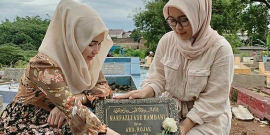 Jelang Momen Ramadan, Ayu Ting Ting Ziarah ke Makam Sang Adik