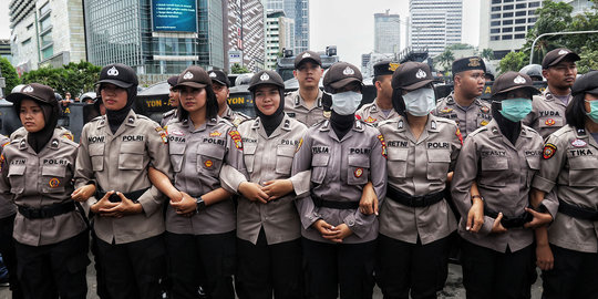 Polisi Wanita Lakukan Pengamanan Demo di Hari Buruh