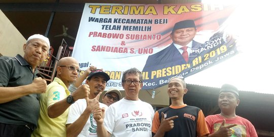 Prabowo-Sandi Unggul di Beji Depok, Relawan Pasang Baliho Bertulis Terima Kasih
