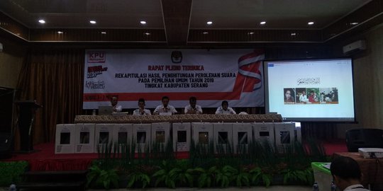 Pleno Rekapitulasi Suara, KPU Serang Pajang Foto 4 Petugas KPPS yang Meninggal