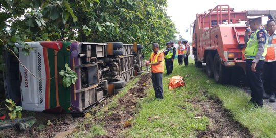 Mobil Senggol Bus hingga Terbalik di Tol Tangerang-Merak, 1 Orang Tewas