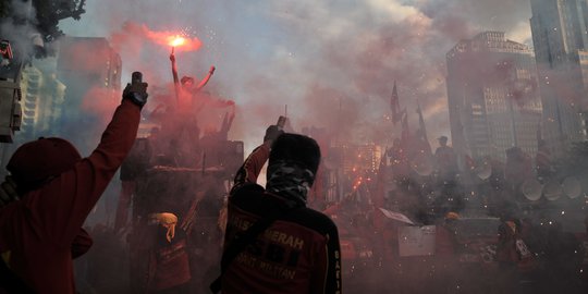 Kembang Api Tutup Aksi May Day 2019