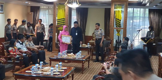 Mendagri Beri Penghargaan Anggota Polri Yang Gugur Saat Pengamanan Pemilu 2019