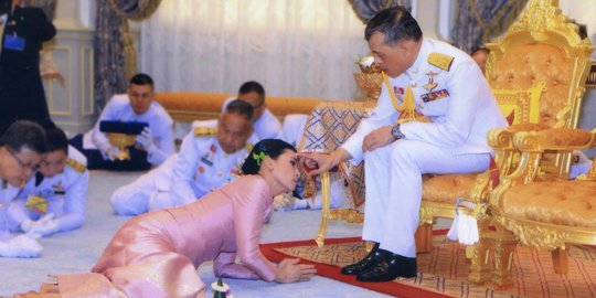 Momen Pernikahan Raja Thailand dan Pengawal Pribadinya