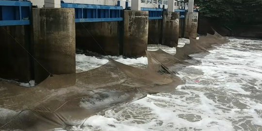 Gara-gara Tercemar Deterjen, Pintu Air Weir 3 Marunda Dipenuhi Busa