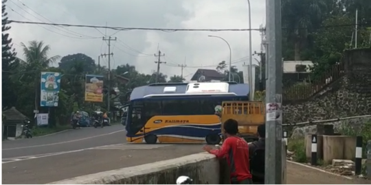 Mendadak Mundur di Jembatan Ciawi, Bus Bawa Pelajar Diduga Alami Rem Blong