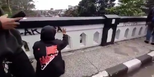 Tim Cagar Budaya Desak Wali Kota Malang Tangkap Pelaku Vandalisme di Jembatan
