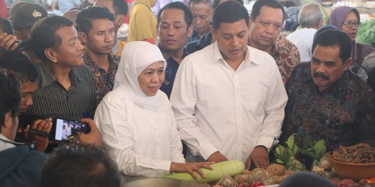 Pantau Harga Bahan Pokok Jelang Ramadan, Khofifah Blusukan di Pasar Pahing Kediri