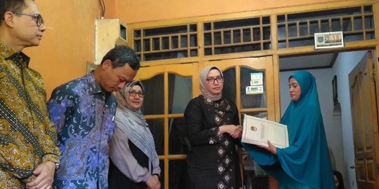 Beri Santunan, Komisioner KPU Datangi Rumah Anggota TPPS di Tangerang Meninggal