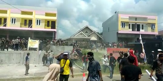 Demo Tuntut Pemilu Ulang di Sumsel Ricuh, 8 Polisi Terluka Terkena Lemparan Batu