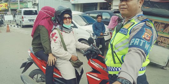 Tak Bawa STNK, Pemotor Wanita Ini Merengek Minta Tak Ditilang Polisi