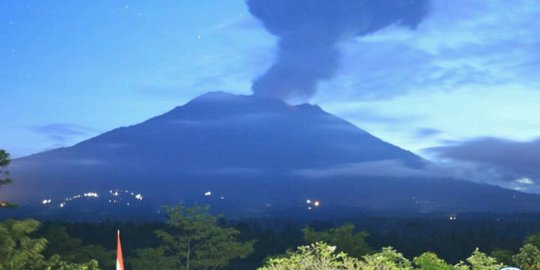 Malam Ini Gunung Agung Kembali Erupsi