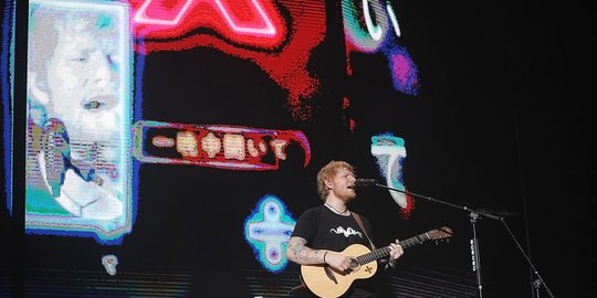 Aksi Ed Sheeran Hibur Penggemar di GBK