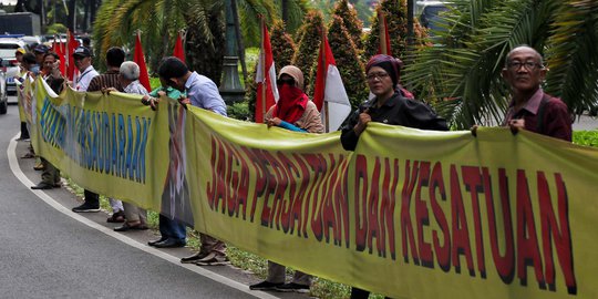 Relawan Bentangkan Spanduk Kemenangan Prabowo-Sandi di Depan Gedung KPU