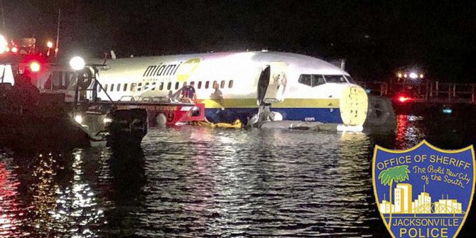 Pesawat Berpenumpang 143 orang Tergelincir ke Sungai di Florida