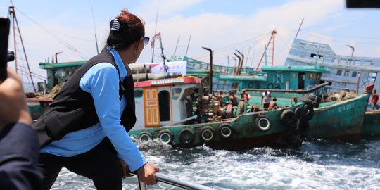 Aksi Menteri Susi Tenggelamkan 13 Kapal Ikan Ilegal Vietnam di Kalbar