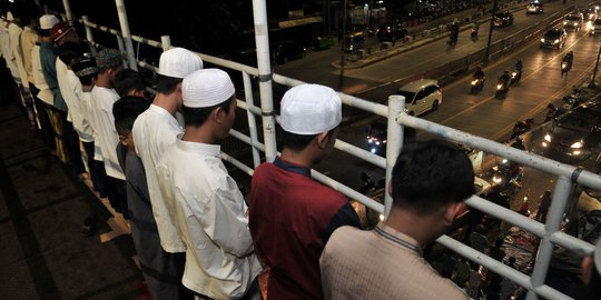 Potret Warga Pasar Gembrong Tarawih Hingga ke Badan Jalan dan JPO