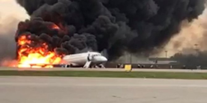 Pesawat Sukhoi Terbakar di Moskow, 41 Orang Tewas