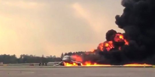 Video: Detik-detik Pesawat Sukhoi Terbakar di Moskow