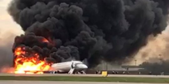 Pesawat Sukhoi Terbakar di Bandara Rusia, 41 Orang Tewas