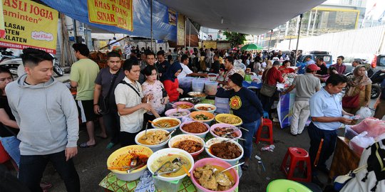 Berburu Menu Takjil di Hari Pertama Ramadan