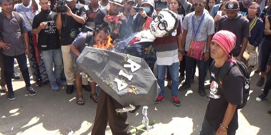 Protes Terdakwa Pembunuhan TKI Divonis Bebas, Warga NTT Bakar Boneka PM Malaysia