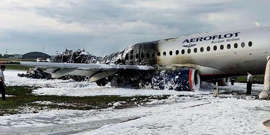 Mengenaskan, Begini Kondisi Pesawat Sukhoi Usai Terbakar di Bandara Rusia