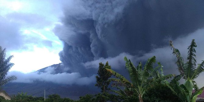 Setelah 11 Bulan 'Tidur', Gunung Sinabung Kembali Erupsi Lagi