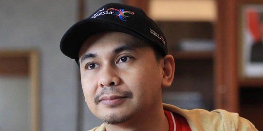 Meski Tegang, Raditya Dika Sukses Gendong Anak Pertamanya