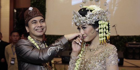 Lihat Raditya Dika Belajar Menggendong Anaknya yang Baru Lahir, Sang Istri Ketakutan