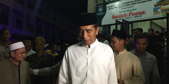 Tiba di Kalteng, Jokowi Salat Tarawih di Masjid Darul Arqam Palangka Raya