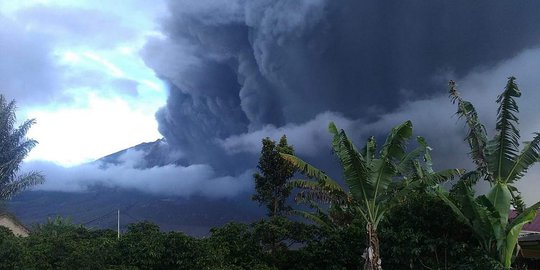 Penampakan Sinabung Saat Kembali Erupsi Ribuan Meter ke Udara