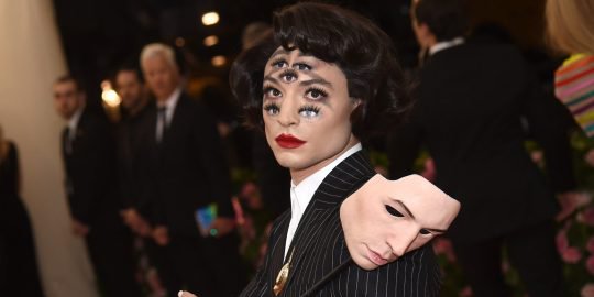 Makeup Ilusi Ezra Miller Hebohkan Met Gala 2019