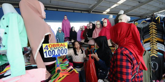 Berburu Pakaian Muslim di Skybridge Tanah Abang