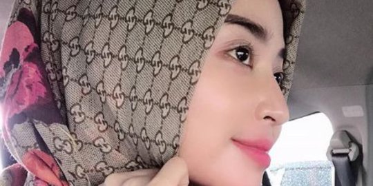 Dewi Perssik Gunakan Cadar Jemput Sang Ayah di Jember