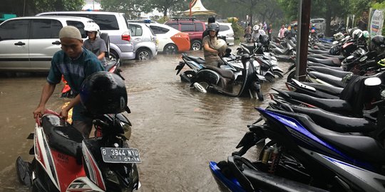 Hujan Deras, Puluhan Sepeda Motor di Tangsel Terkena Banjir