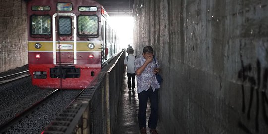 JPO Jauh, Jalan Setapak Ini Jadi Pilihan Pejalan Kaki untuk Menyeberang