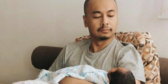 Kocak! Raditya Dika Tidur Dibedong Seperti Bayi, Warganet 'Ngakak'